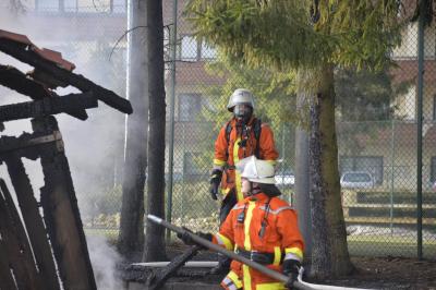 Aspach: Holzschuppen in Vollbrand auf dem Sonnenhof von Andrea Berg - 10 Fahrzeuge beschaedigt - Schaden im 6-stellingen Bereich